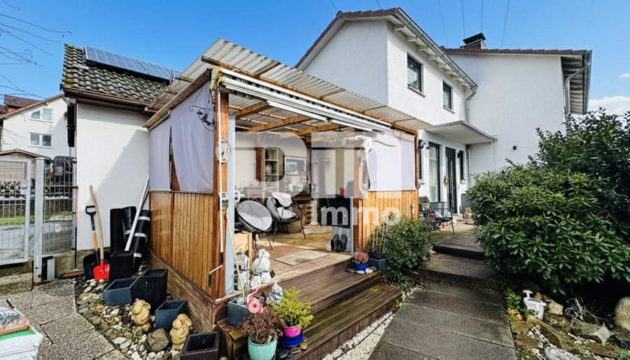 Schönes 1 bis 2 Familienwohnhaus mit großem Garten, Terrasse, Doppelgarage und Herkulesblick - Überdachter Freisitz